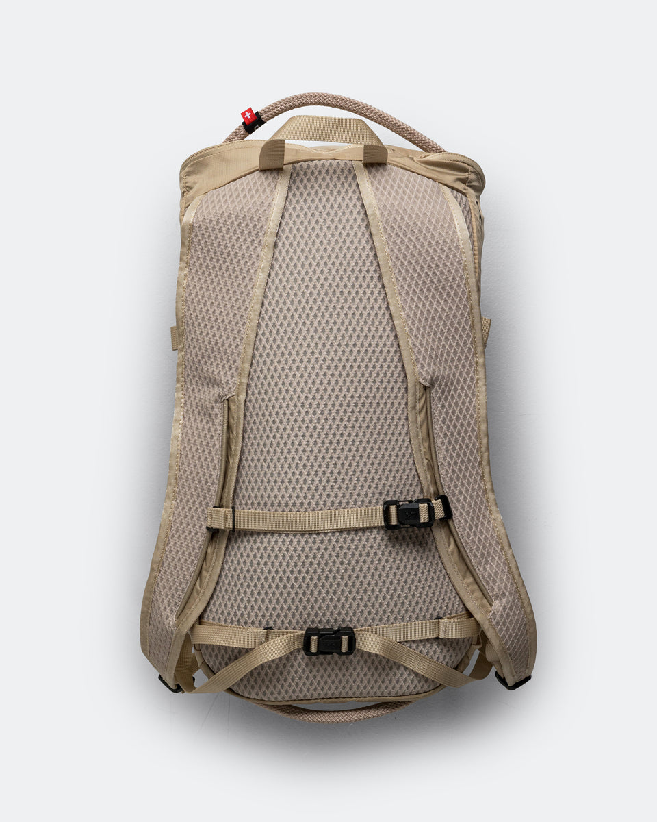 On Running - Speed Pack 18L Lite - Sand | Up There Athletics