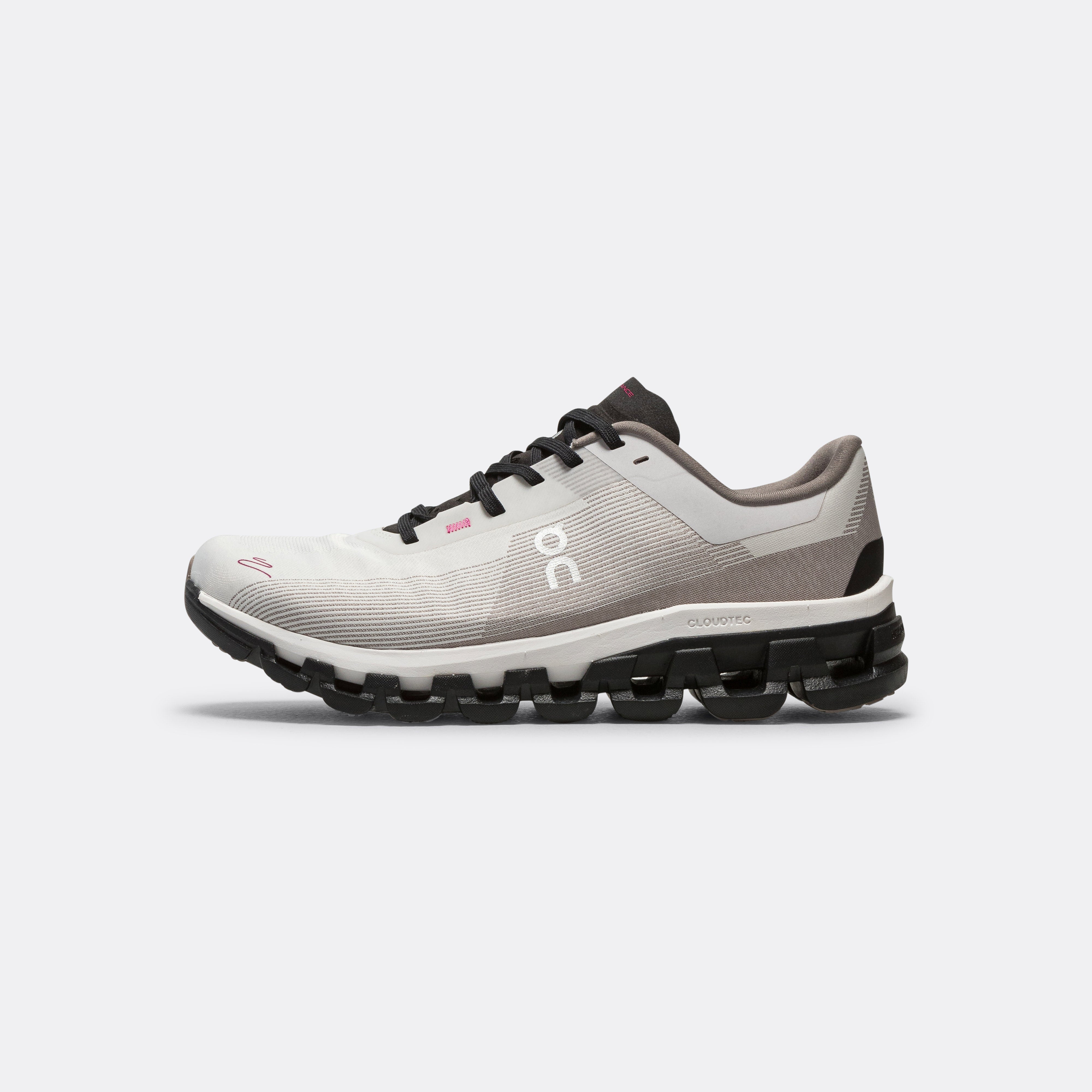 On Running Womens Cloudflow 4 × Distance - White/Black